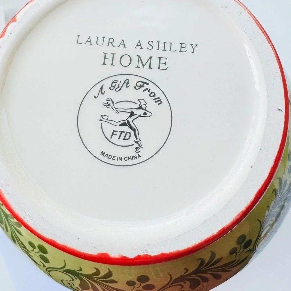 Laura Ashley Home FTD Christmas Vase Ceramic Holly Berries Scalloped Rim BEAUTY